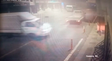 Küçükçekmece'de geldikleri çalıntı araçla kamyonet çalan hırsızlar kamerada