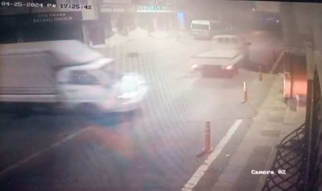 Küçükçekmece'de geldikleri çalıntı araçla kamyonet çalan hırsızlar kamerada