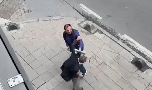 Küçükçekmece'de sokak ortasında kavga