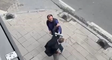 Küçükçekmece'de sokak ortasında kavga