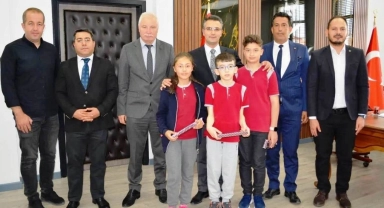 Kulu'da bursluluk sınavında birinci olan öğrenciler ödüllendirildi