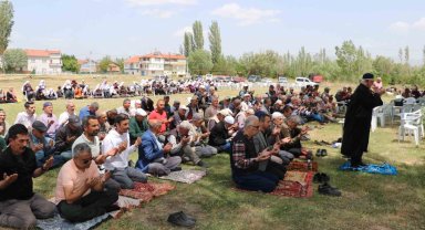 Kurak geçen havalardan dolayı yağmur duasına çıktılar