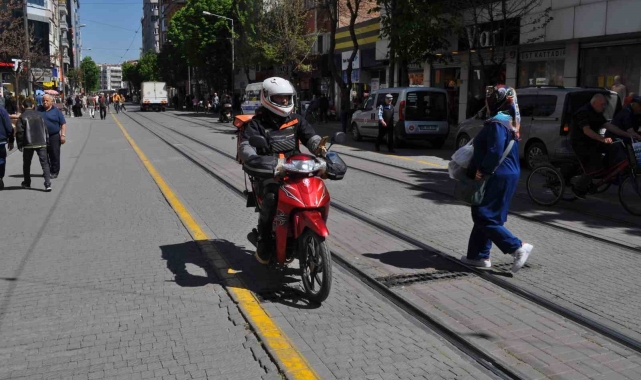 Kural tanımayan motosiklet ve bisiklet sürücüleri tepki çekiyor