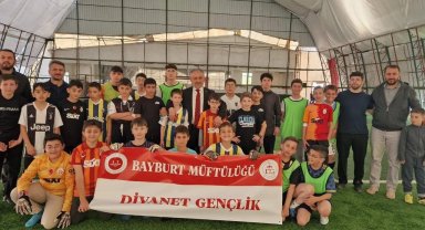 Kur'an kursu öğrencileri futbol turnuvasında bir araya geldiler