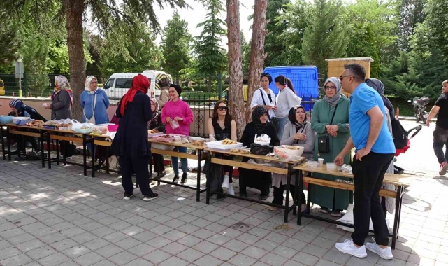 Kütahya Tavşanlı İstiklal Ortaokulu'nda Yardım Standları ve Bahar Şenliği Coşkusu