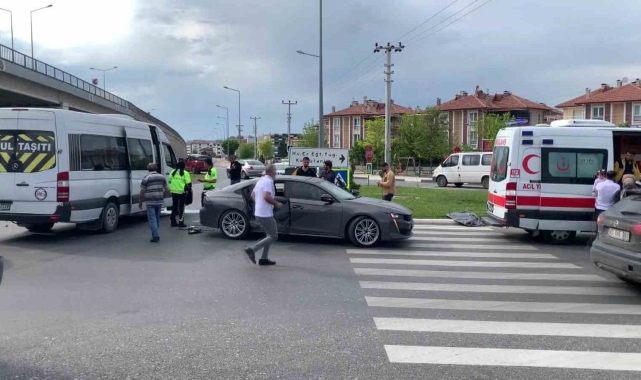 Kütahya'da otomobil ile minibüs çarpıştı: 2 yaralı