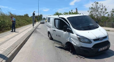Lastiği patlayan araç park halindeki otomobile çarparak durabildi