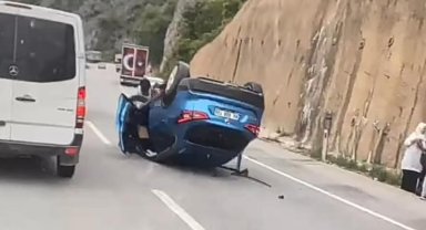 Lastiği patlayan cip duvara çarpıp takla attı