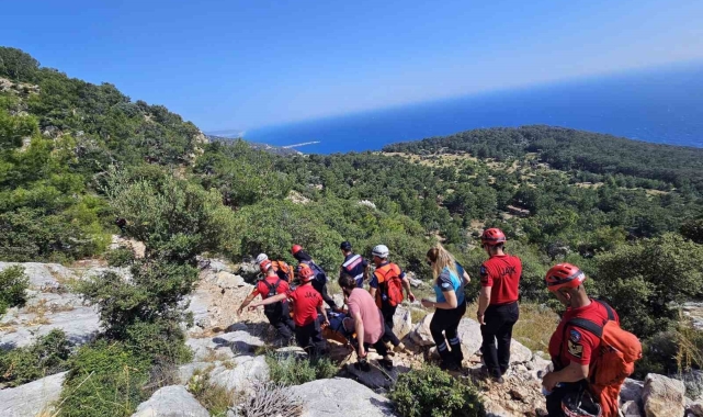 Likya yolunda düşen yaşlı turist kurtarıldı