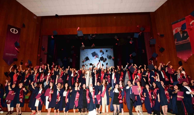 Lisansüstü Eğitim Enstitüsü mezunları keplerini havaya attı