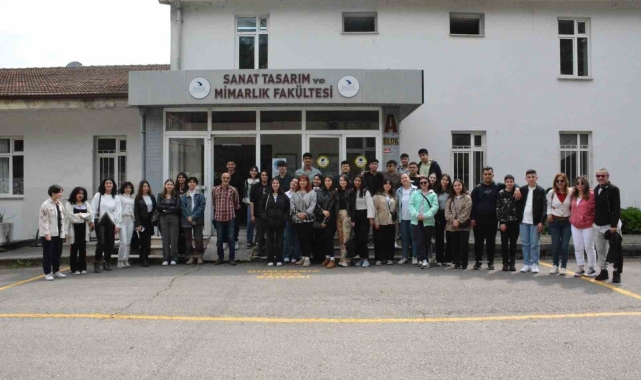 Lise öğrencileri Düzce Üniversitesi Sanat Tasarım ve Mimarlık Fakültesi'ni gezdi