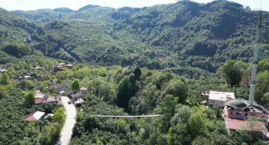 Mahallenin ihtiyaçları için inşa edilen asma köprü vatandaşların ilgi odağı oldu