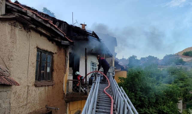 Malatya'da ev yangını, 2 kişi dumandan etkilendi
