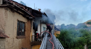 Malatya'da ev yangını, 2 kişi dumandan etkilendi