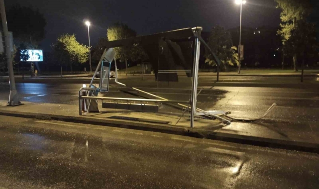 Maltepe'de alkollü sürücü otobüs durağına girdi
