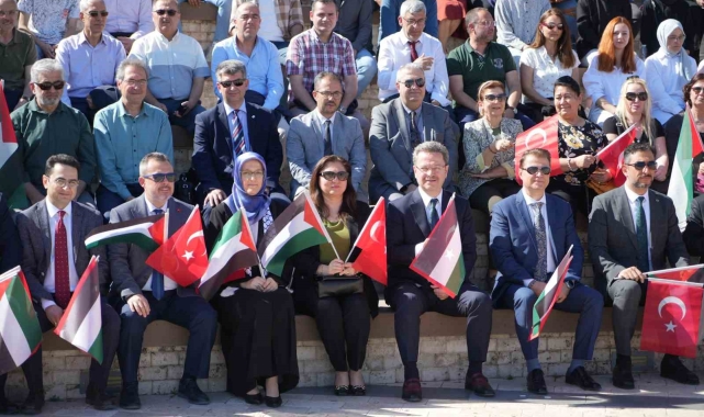 Manisa CBÜ'den Filistin için haykıran Amerikalı öğrencilere destek