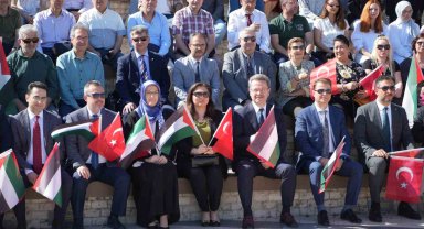 Manisa CBÜ'den Filistin için haykıran Amerikalı öğrencilere destek