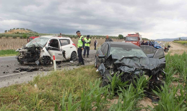 Manisa'da otomobiller kafa kafaya çarpıştı: 1'i ağır 3 yaralı