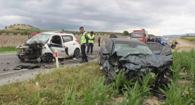 Manisa'da otomobiller kafa kafaya çarpıştı: 1'i ağır 3 yaralı