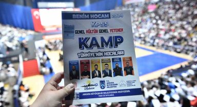Mansur Yavaş, "KPSS Genel Tekrar Kampı"na katılan binlerce adaylarla bir araya geldi