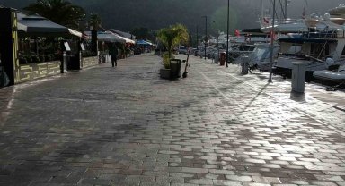 Marmaris Yat Limanı'na temizlik çalışması yapıldı