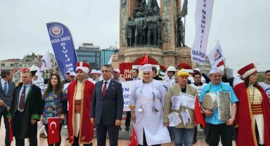 Mehter, aşçı, avukat kıyafeti giyen SİME-SEN üyeleri Taksim'de