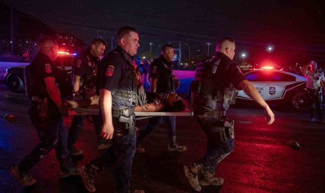 Meksika'da devlet başkan adayının mitinginde sahne çatısı çöktü: 9 ölü