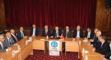 Memurları tarafından darp edilen Tonya Belediye Başkanı Beşel'e başkanlardan destek