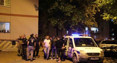 Merakı başına iş açtı: Silah seslerini duyup balkona çıkınca bacağına saçma isabet etti