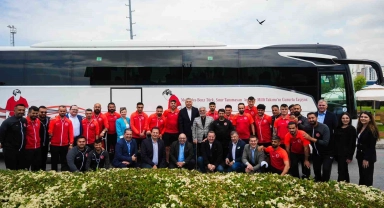 Mercedes-Benz Türk, Ampute Futbol Milli Takımı'nı Hoşdere Otobüs Fabrikası'nda ağırladı