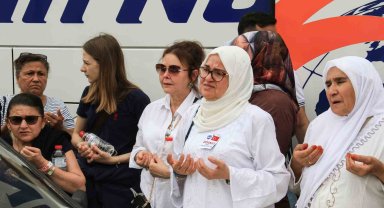 Mersin'den 39 hacı adayı dualar eşliğinde kutsal topraklara uğurlandı