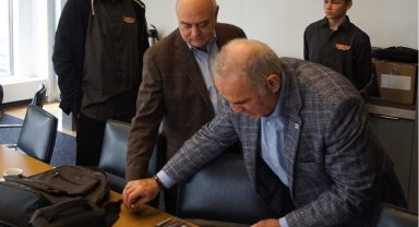 Mersinli santranççı Barış Özenir, Kasparov'dan imzalı satranç tahtası aldı