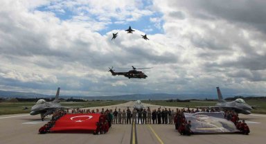 Merzifon 5'inci Ana Jet Üs Komutanlığında pilotlar 19 Mayıs'ı gençlerle kutladı