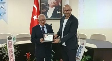 Meslekte 50. yıl onur plaketini oğlu Başkan Zencirci'nin elinden aldı