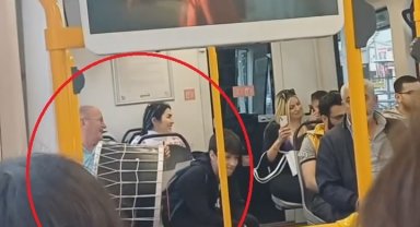 Metro vagonunda mini konser resitali