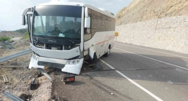 Midibüs bariyerlere çarptı: 2 yaralı