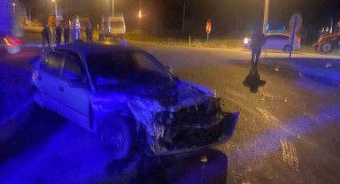 Minibüs ve otomobil çarpıştı: 1 yaralı