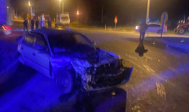 Minibüs ve otomobil çarpıştı: 1 yaralı