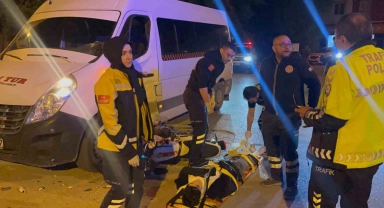 Minibüse çarpan motosikletteki 2 kişi yaralandı