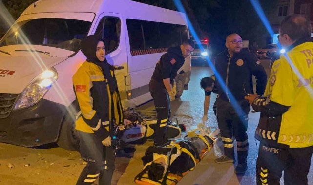 Minibüse çarpan motosikletteki 2 kişi yaralandı