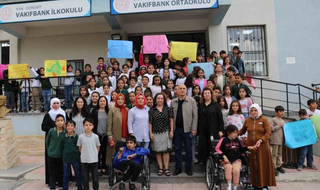 Minik öğrencilerden engellilere yardım eli