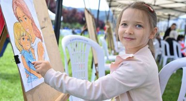 Minik ressamlardan Anneler Günü hediyesi