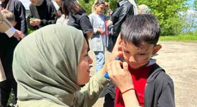 Minikler ablalarıyla oyun arkadaşı oldu