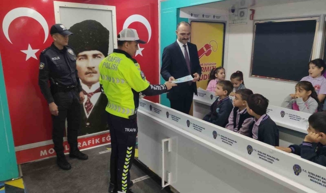 Mobil Eğitim Tırı ile geleceğin duyarlı sürücü adayları yetişiyor