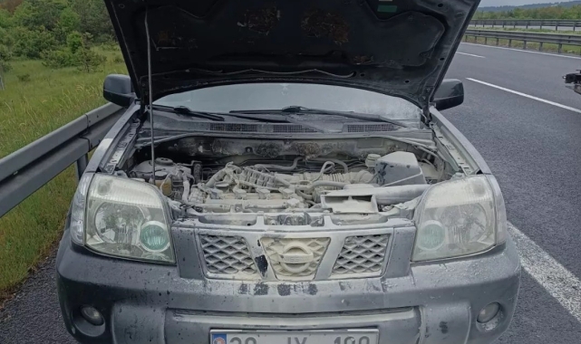 Motor kısmından alev alan cip, sürücüsünün müdahalesiyle yanmaktan kurtuldu
