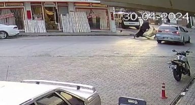 Motosiklet ile otomobilin çarpışma anı kameralara yansıdı