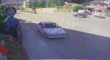 Motosiklet ile otomobilin çarpıştığı kaza kameraya yansıdı