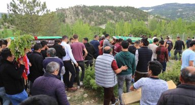 Motosiklet kazasında hayatını kaybeden iki genç yan yana toprağa verildi