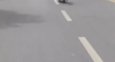 Motosiklet sürücüsü hem kendi canını hem de trafiktekilerin canını hiçe saydı