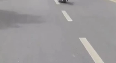 Motosiklet sürücüsü hem kendi canını hem de trafiktekilerin canını hiçe saydı